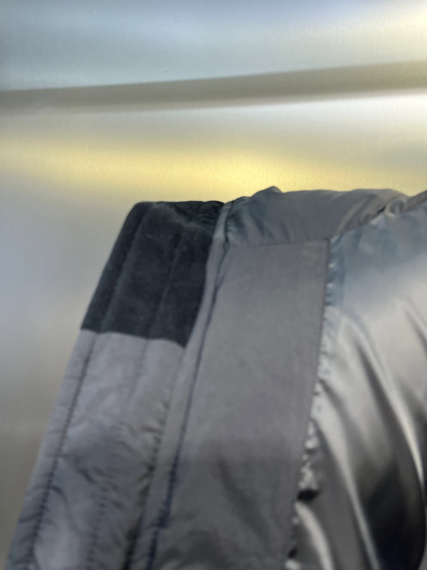 P800 Canada gooes】Large Goose Sleeve Stand Collar Down Jacket The Lawrence Down Jacket provides essential protection for everyday adventures. Delicately soft fabric, this is a water-repellent fabric that is soft to the touch yet durable. Filled with extremely fluffy white duck down. This piece has a quilted body and structured down. Padded collar and reflective double-stripe grip tape. Extended hem and tucked-in inner rib-knit cuffs.  Size: XS-2XL